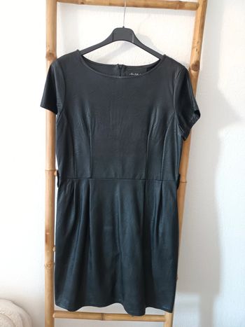 Jolie robe New Collection en simili cuir noir taille XL
