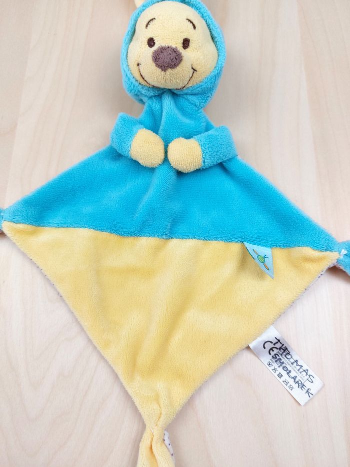 Doudou plat Winnie l'ourson déguisé en lapin DISNEY NICOTOY bleu jaune abeille - photo numéro 2