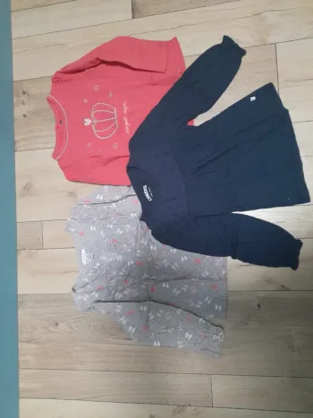 Lot de 3 hauts neufs 4 ans