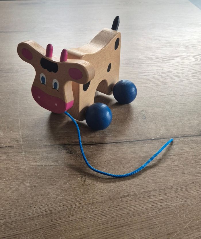 Vache en bois à tirer