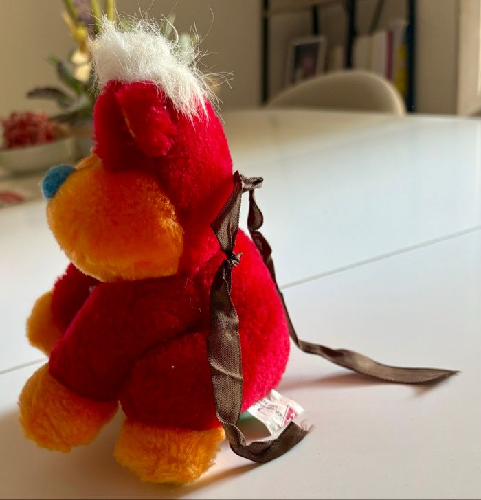 Peluche atypique assise colorée au regard nonchalant - photo numéro 3