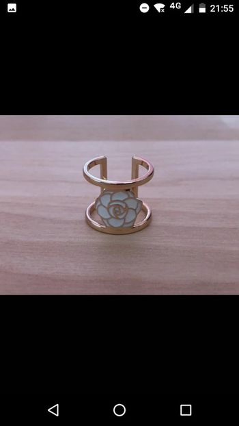 Bague dorée fleur blanche neuve