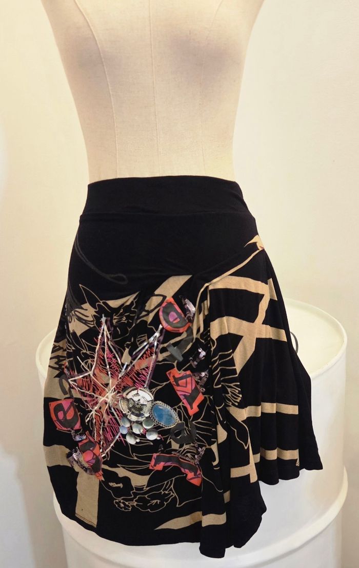 Jupe Desigual T.36/38 – coupe asymétrique – noir & beige motifs bijoux – style bohème chicl