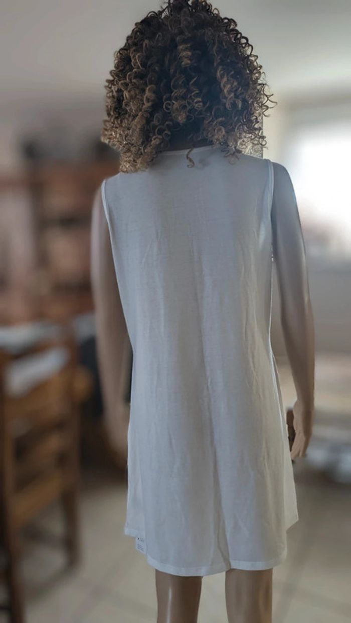 Robe Mini col en V nid d'abeille blanche 
T.M/42 jamais porté - photo numéro 8