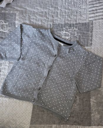 Gilet gris à pois blanc 9 mois