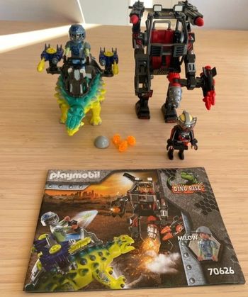 Set fini rise 70626 avec dinosaure er perso en très bon etat. 