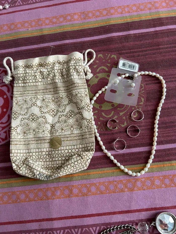 Lot de bijoux nacrés avec bagues de pieds et un étui offert