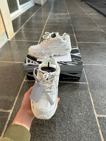 Off White be right back blanche