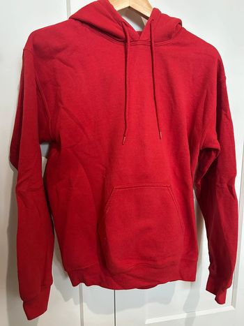 556 - sweat rouge à capuche