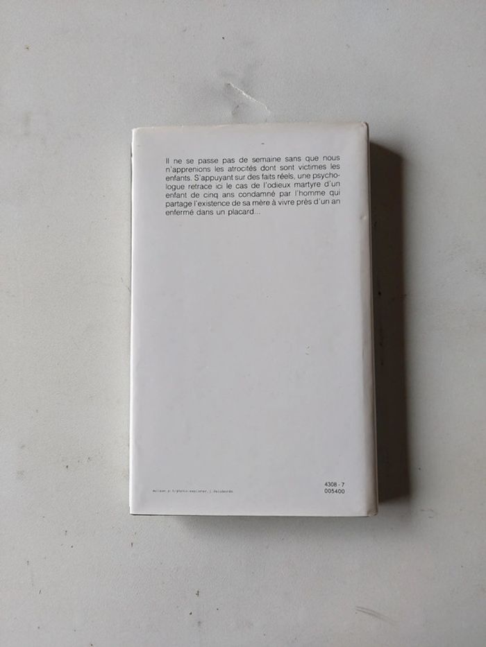 L'enfant dans le placard - photo numéro 2