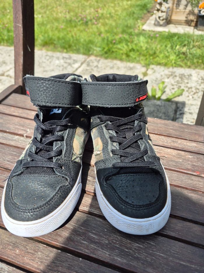 Baskettes montantes taille 32
Très bon état - photo numéro 3