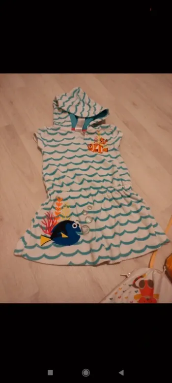 Robe de bain peignoir éponge Disney store nemo en très bon état taille 2 ans
