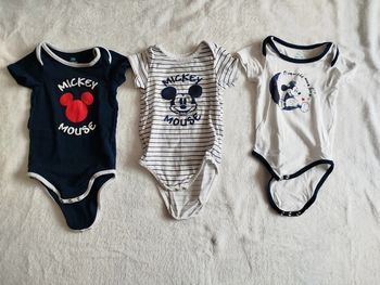 3 bodys Mickey 18 mois