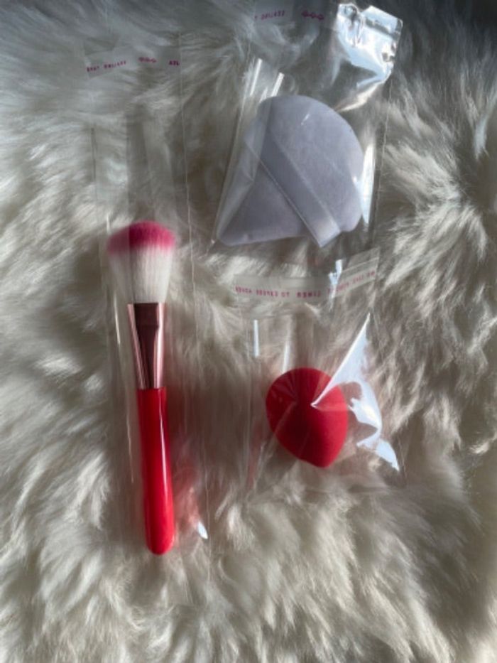 Lot pinceaux et éponges à maquillage