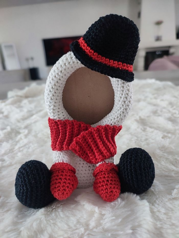 Cadre photo bonhomme de neige au crochet blanc, noir et rouge