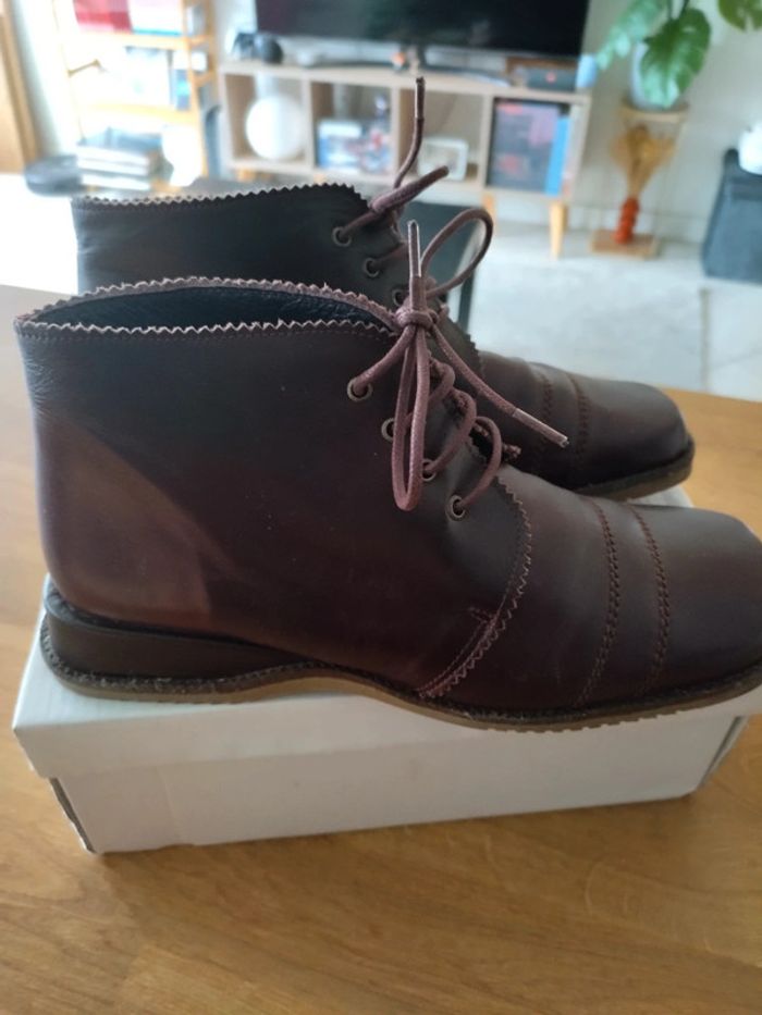 Chaussures montantes a lacets tout en cuir couleur bordeaux en très bon état pointure 37 - photo numéro 3
