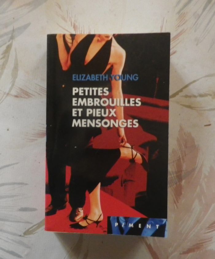 Petites embrouilles et pieux mensonges de Elizabeth Young Ed. Piment