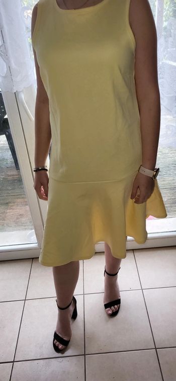 Robe jaune fluide sans manches - parfaite pour l'été