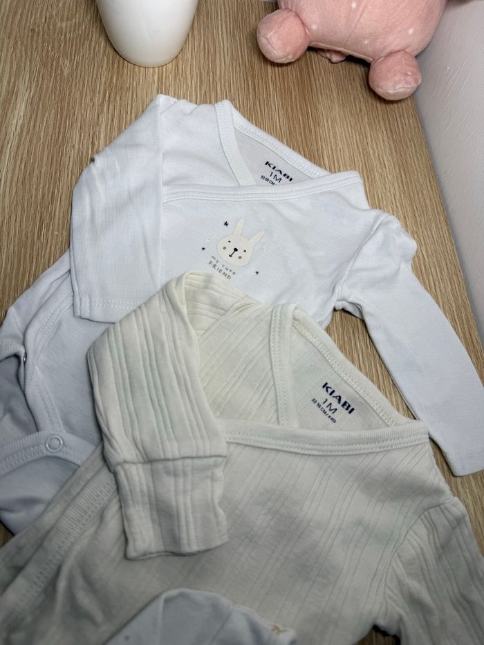 Lot bodies 1 mois - photo numéro 3