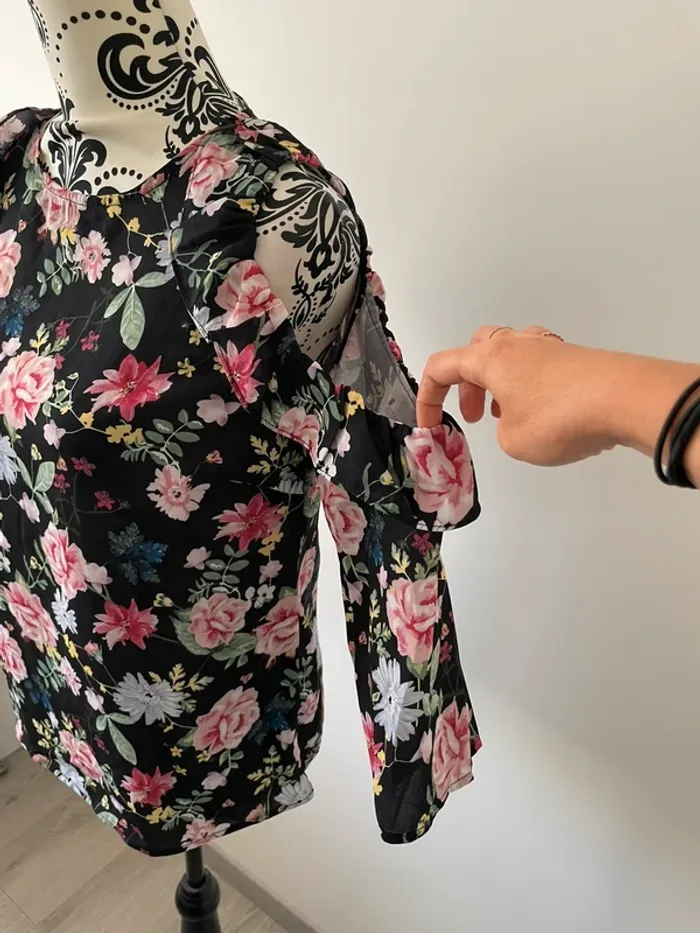 Blouse Kiabi noire fleurie épaules dénudées - Taille S - photo numéro 3