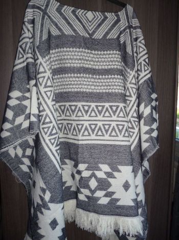 PONCHO - NEUF
