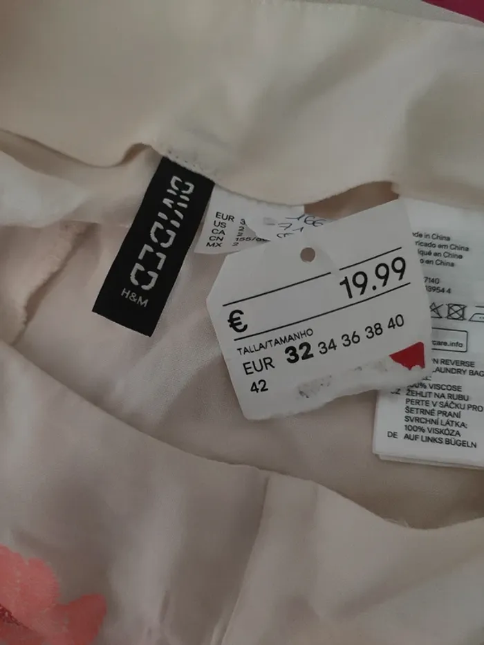 Short court impression broderie h&m taille 32 Neuf - photo numéro 10