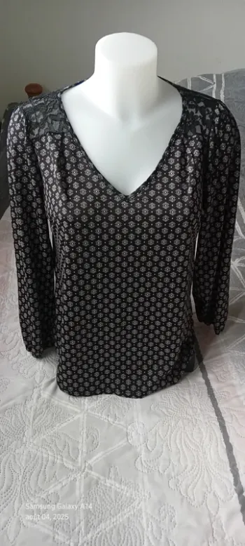 Blouse fluide col en V avec dentelle  évasé imprimé géométrique et points noir femme 38 cache cache