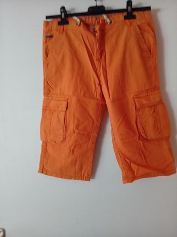 Beau bermuda orange. TBE. Tape à l'œil.  14 ans