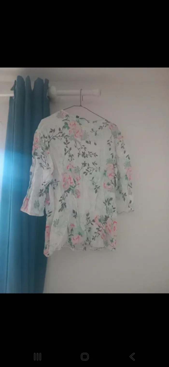Blouse fleurie neuve – Kiabi – Taille 44 - photo numéro 2