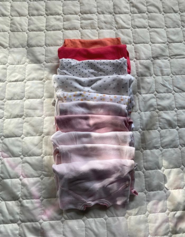 Lot bodies bébé 1 mois