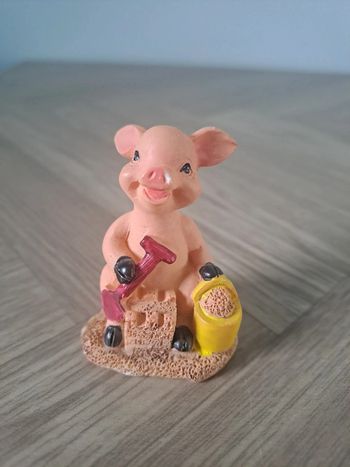 Figurine cochon à la plage