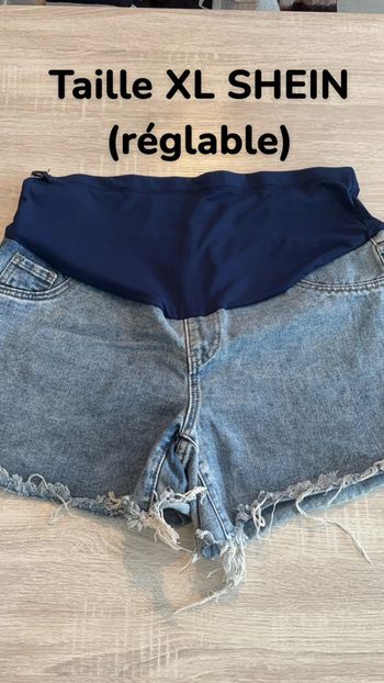 Short de grossesse réglable au niveau du ventre