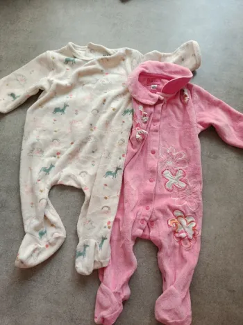 Lot de 2 pyjamas en velours Kiabi et marëse 3 mois roses
