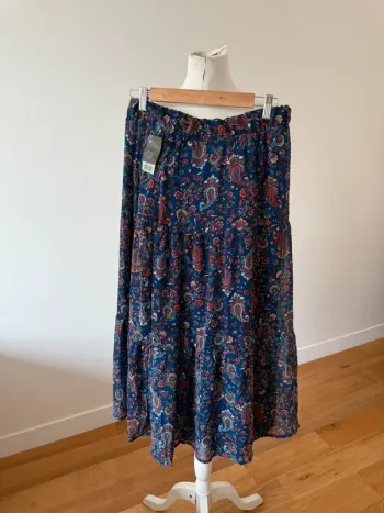 Jolie jupe neuve motif L/40