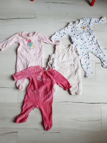 Vêtement bébé fille 3 pyjamas et une combinaison 3 mois