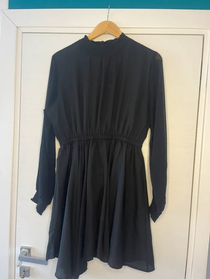 🔹 Robe Noire Élégante – Shein 🔹