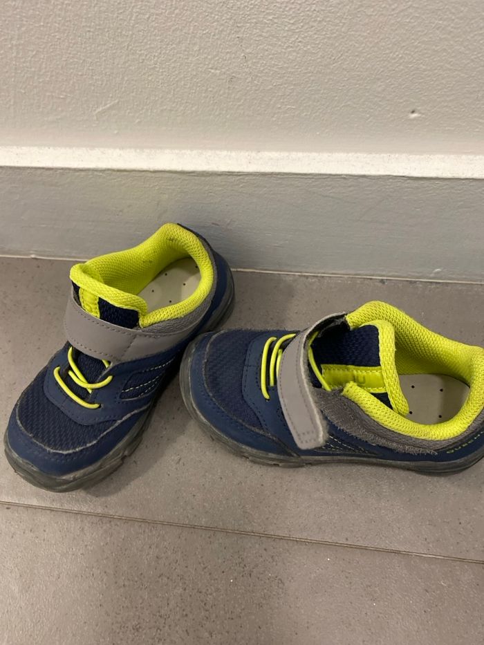 Chaussures Decathlon MH100 taille 26 - photo numéro 2