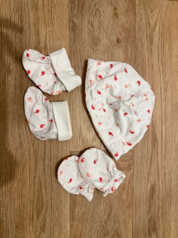 Ensemble bonnet chaussettes moufle
