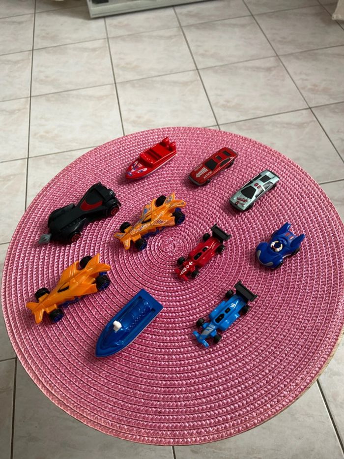 Lot de 8 voitures et 2 bateaux