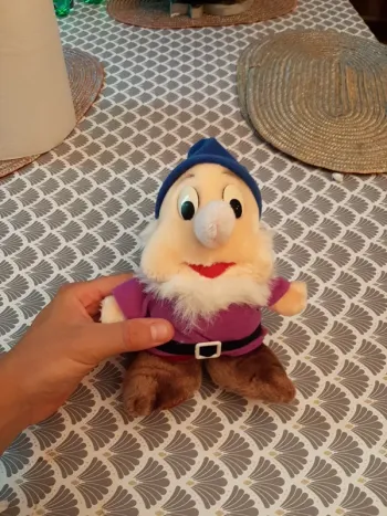 Peluche Blanche-Neige et les sept nains Disney Hasbro