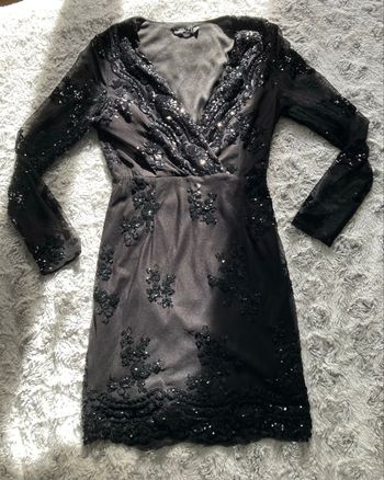 Robe noire moulante à sequins