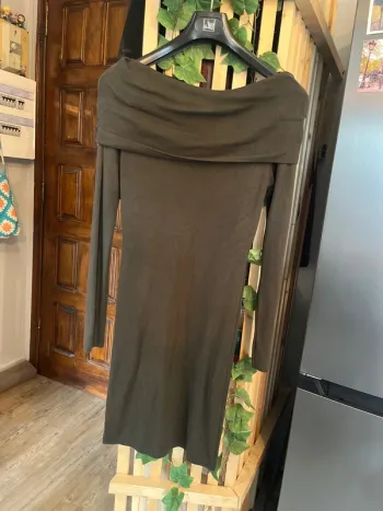 Robe pull épaule dénudée
