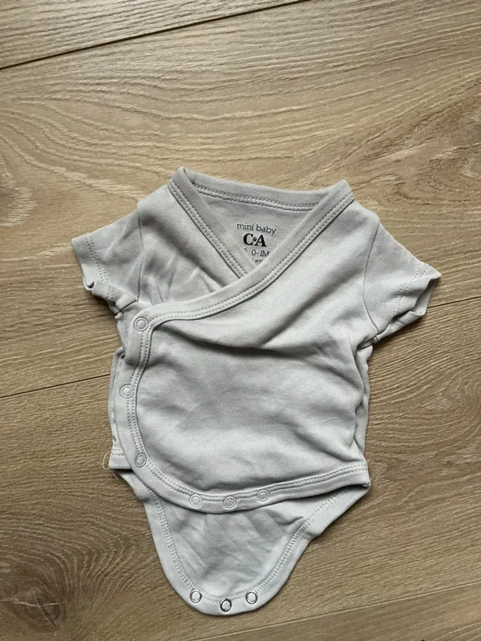 Lot bodys c&a 0/1mois - photo numéro 4