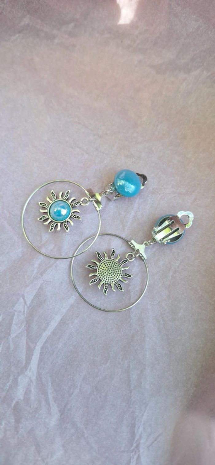 Boucles d’oreilles a clips cercle et soleil bleu ciel - photo numéro 2