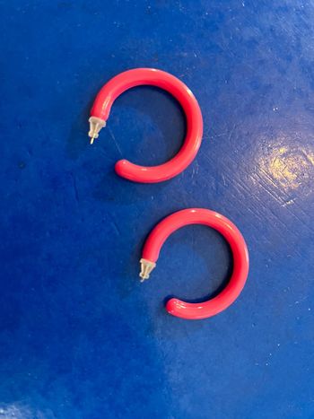 Boucle d’oreille en plastique  rose fushia vintage