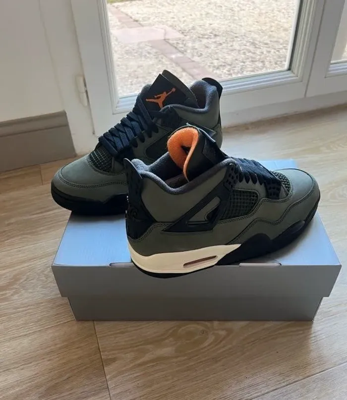 Nike Jordan 4 Undefeated - taille 44 - photo numéro 2