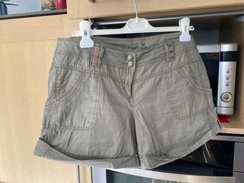 Short femme, vert, kaki, marque cache cache taille 42 à poche