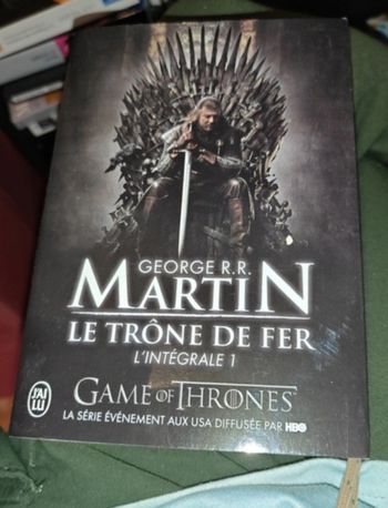 Livre  de poche le trône de fer