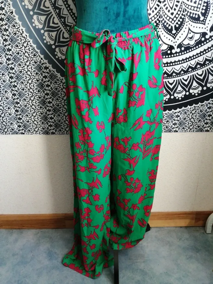 Pantalon large fluide vert motifs fleurs fushia avec ceinture / manoukian / (40)