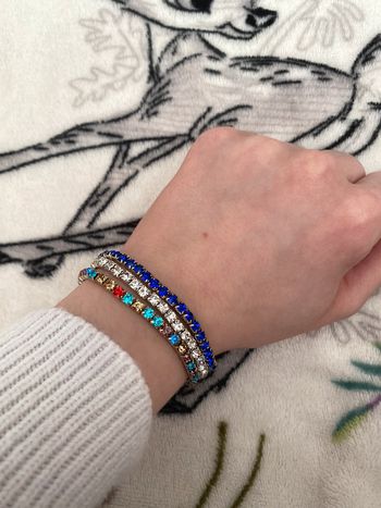 Lot de quatre bracelets.